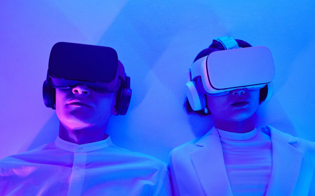 Dos personas con gafas de realidad virtual